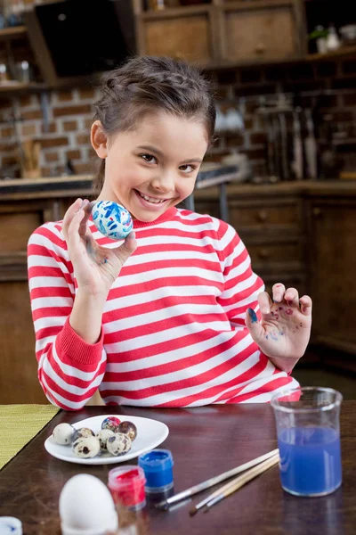 Chica sosteniendo huevo de Pascua - foto de stock