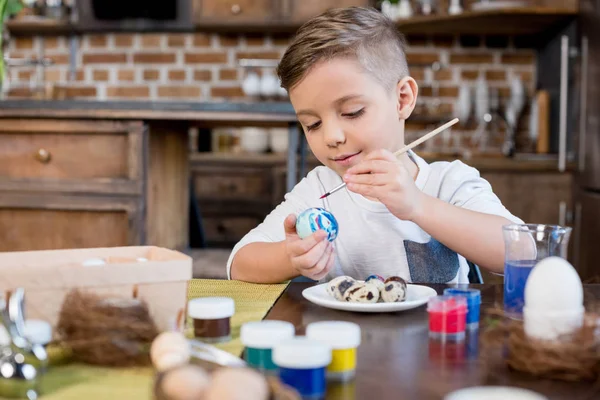 Garçon peinture Pâques oeuf — Photo de stock