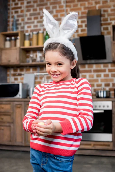 Mädchen hält Osterei in der Hand — Stockfoto