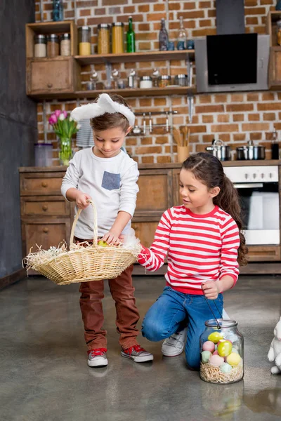 Niños sosteniendo huevos de Pascua - foto de stock