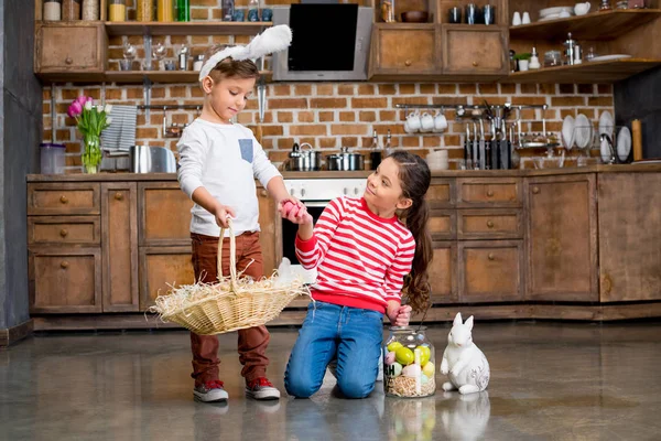Enfants tenant un oeuf de Pâques — Photo de stock