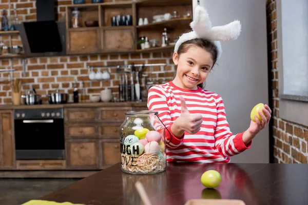 Chica sosteniendo huevo de Pascua - foto de stock
