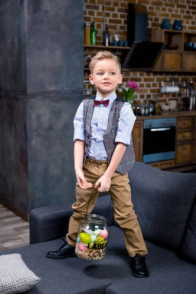 Menino com ovos de Páscoa — Fotografia de Stock