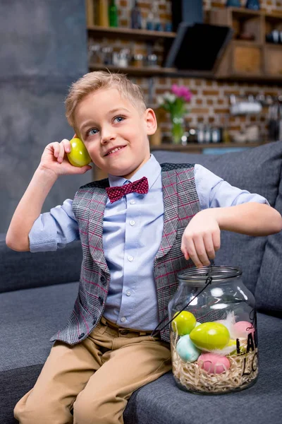 Petit garçon avec des œufs de Pâques — Photo de stock