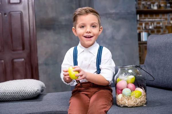 Niño pequeño con huevos de Pascua - foto de stock