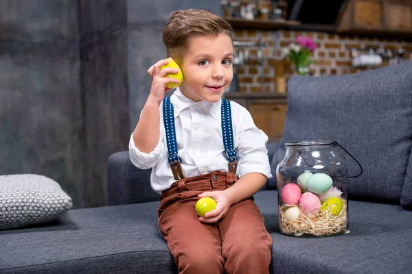 Niño pequeño con huevos de Pascua - foto de stock