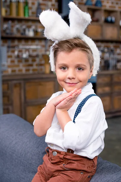 Niño en orejas de conejo - foto de stock