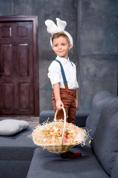Kleiner Junge mit Ostereiern — Stockfoto