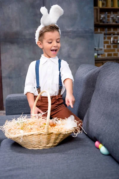 Niño pequeño con huevos de Pascua - foto de stock