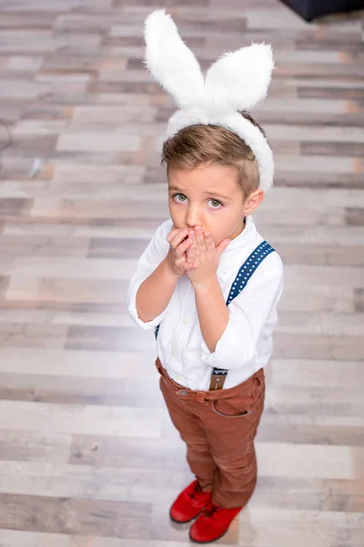 Niño en orejas de conejo - foto de stock