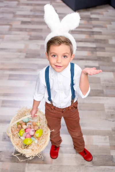 Niño pequeño con huevos de Pascua - foto de stock
