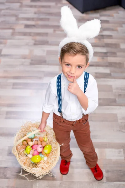 Ragazzino con uova di Pasqua — Foto stock