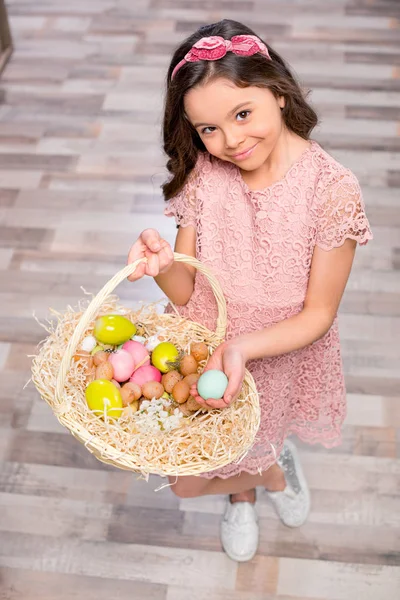 Menina com ovos de Páscoa — Fotografia de Stock