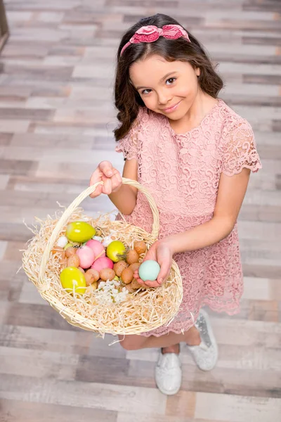 Kleines Mädchen mit Ostereiern — Stockfoto