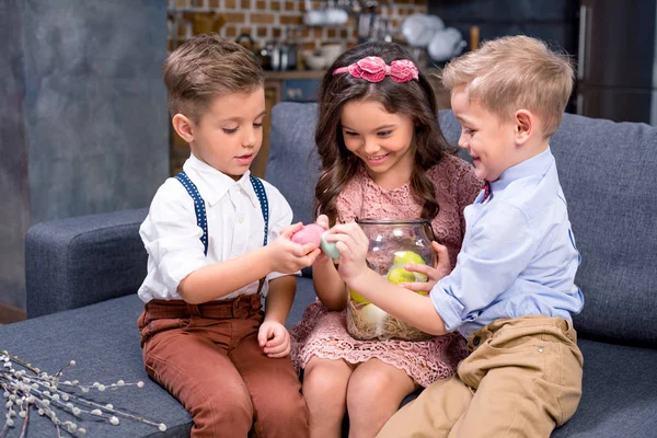 Enfants avec oeufs de Pâques — Photo de stock