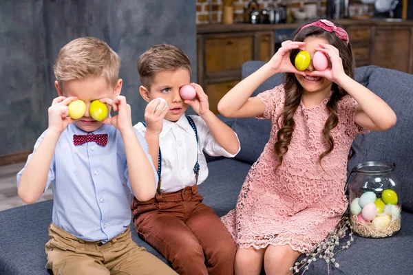 Enfants avec oeufs de Pâques — Photo de stock