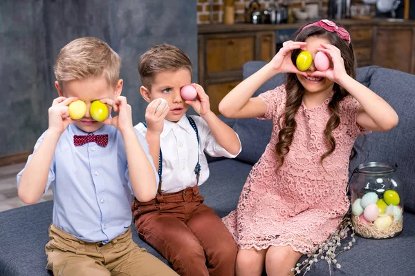 Kinder mit Ostereiern — Stockfoto