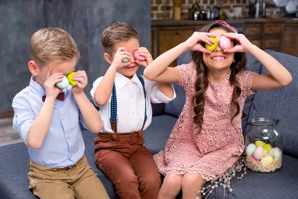 Enfants avec oeufs de Pâques — Photo de stock