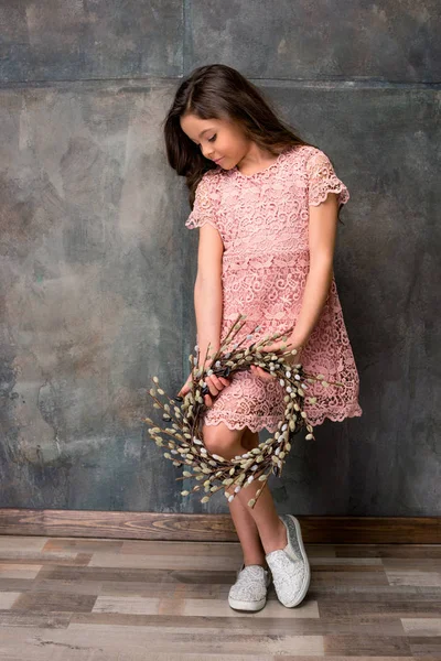 Petite fille avec couronne de chatons — Photo de stock