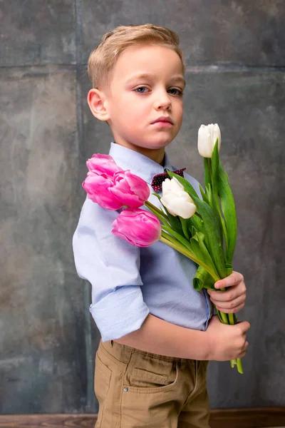 Kleiner Junge mit Blumen — Stockfoto