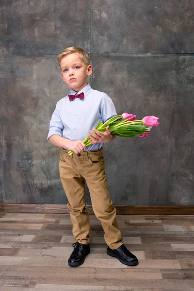 Niño pequeño con flores - foto de stock