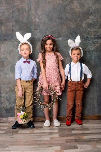 Kinder in Hasenohren — Stockfoto