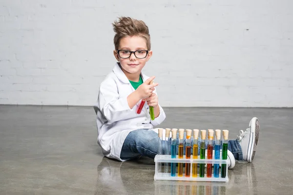 Petit garçon avec éprouvettes — Photo de stock