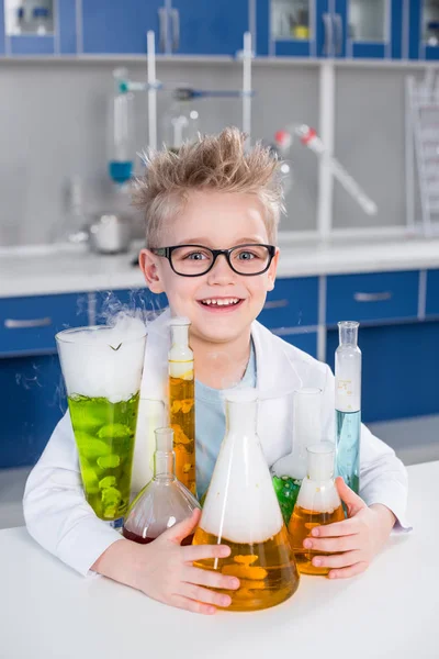 Garçon faisant l'expérience — Photo de stock