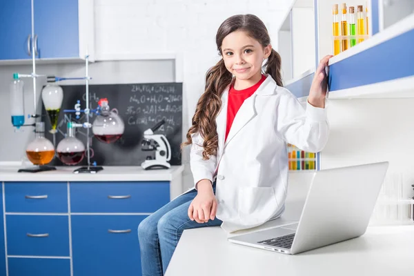 Girl using laptop — Stock Photo