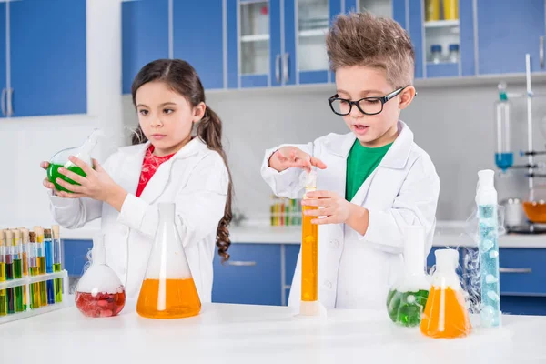 Niños en laboratorio químico - foto de stock