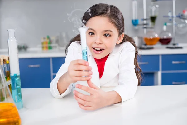Menina em laboratório químico — Fotografia de Stock