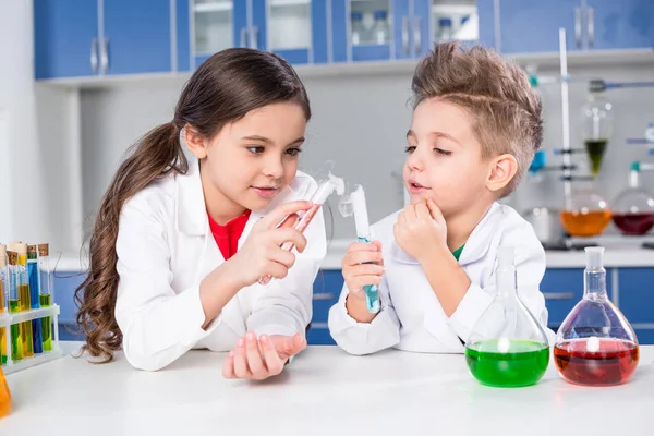 Enfants en laboratoire chimique — Photo de stock