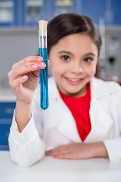 Ragazza in laboratorio chimico — Foto stock