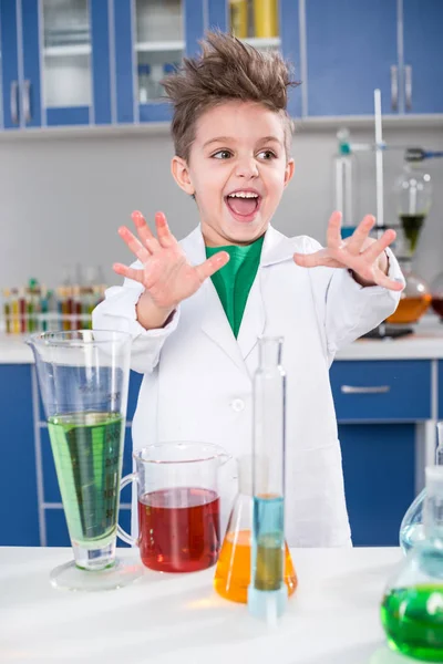 Niño en laboratorio químico - foto de stock