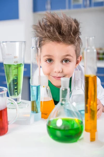 Niño en laboratorio químico - foto de stock