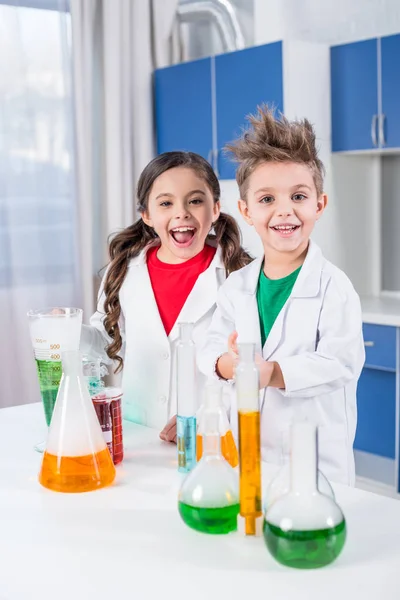 Niños en laboratorio químico - foto de stock