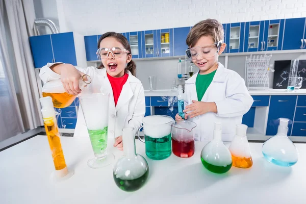 Niños en laboratorio químico - foto de stock