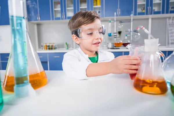 Ragazzo in laboratorio chimico — Foto stock