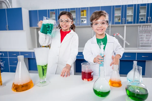 Kids in chemical lab — Stock Photo