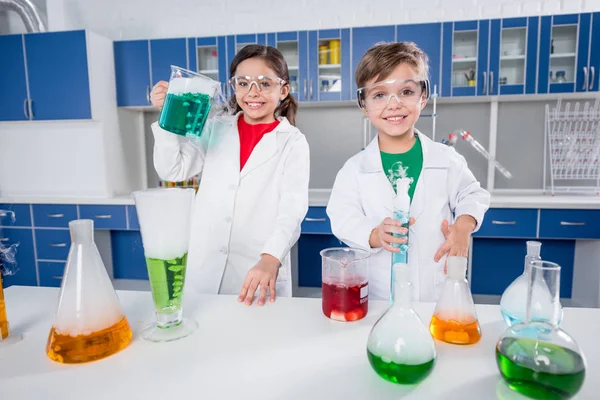 Niños en laboratorio químico - foto de stock