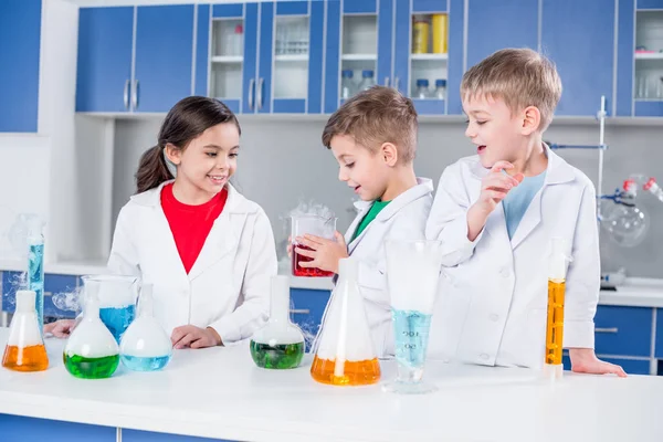 Enfants en laboratoire chimique — Photo de stock