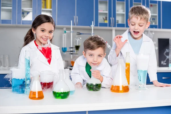 Niños en laboratorio químico - foto de stock