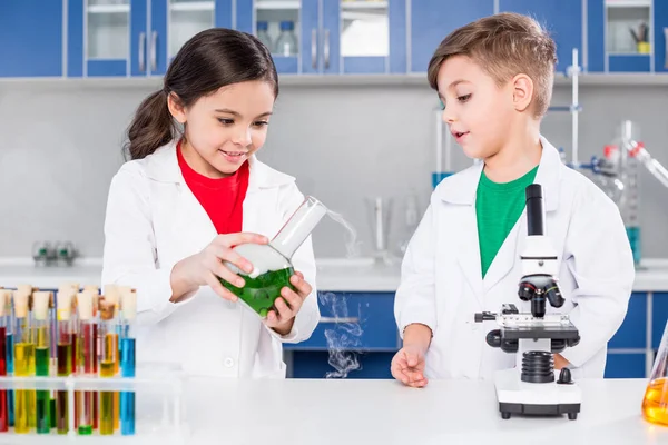 Kids in chemical laboratory — Stock Photo
