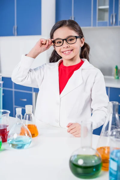 Petite fille en laboratoire chimique — Photo de stock