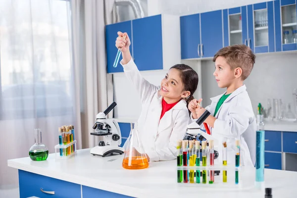 Niños en laboratorio químico — Stock Photo