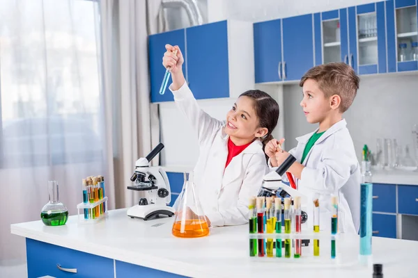 Niños en laboratorio químico - foto de stock