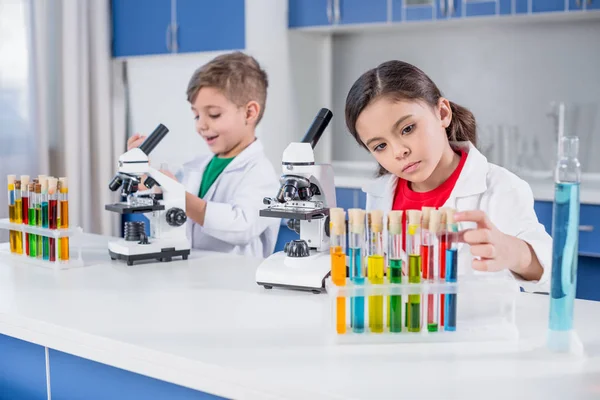 Enfants en laboratoire chimique — Photo de stock