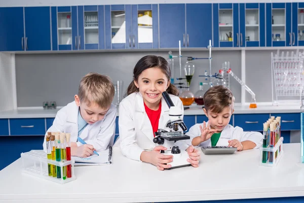 Kids in chemical laboratory — Stock Photo