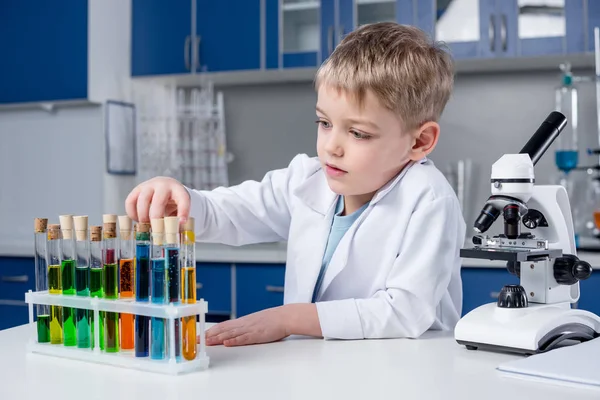 Niño en laboratorio químico - foto de stock