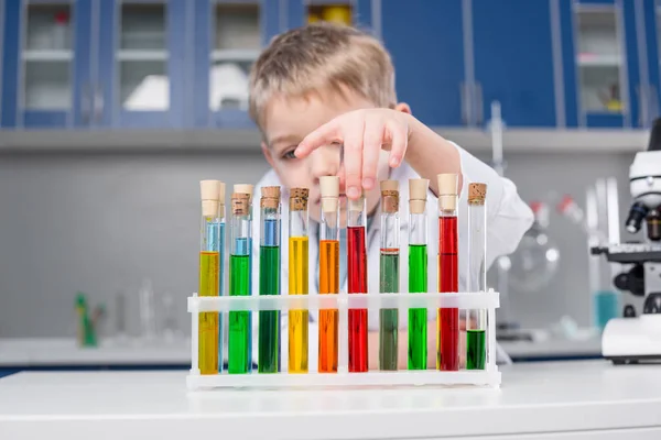 Niño en laboratorio químico - foto de stock